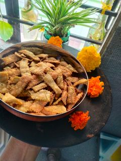 पालक कणिक शंकरपाळे (palak kanik shankarpali recipe in marathi) रेसिपी चे मुख्य फोटो