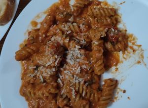 Una foto de Pasta tomate cherry y albahaca