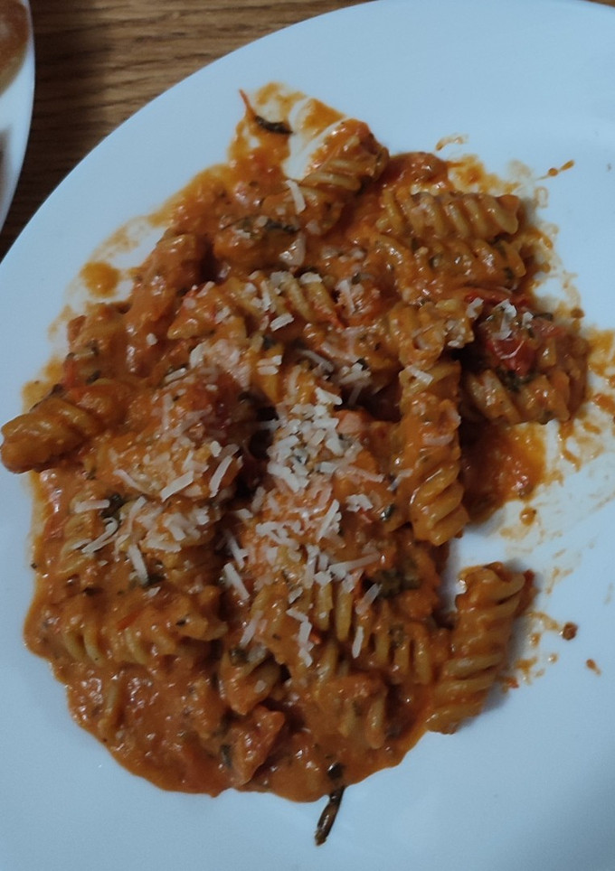 Una foto de Pasta tomate cherry y albahaca