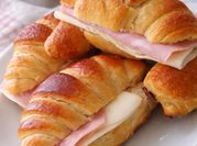 Una foto de relleno para croissant salados