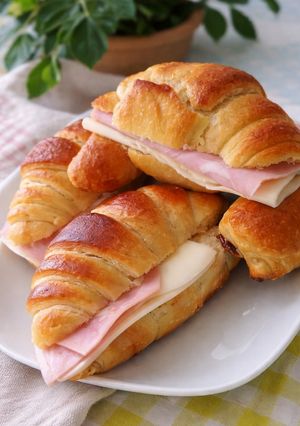 Una foto de Croissants Rellenos de Jamón y Queso