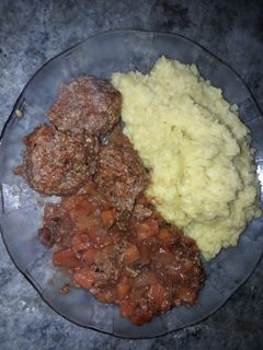 Una foto de Guiso de albóndigas con salsa de tomate y verduras