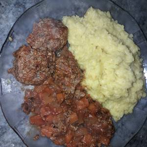Guiso de albóndigas con salsa de tomate y verduras