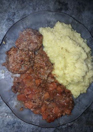 Una foto de Guiso de albóndigas con salsa de tomate y verduras