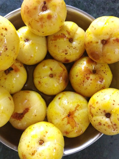 હળદર વાળા આમળા(Turmeric pickled Aamla recipe in gujarati) રેસીપી મુખ્ય ફોટો