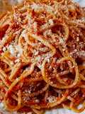 Espaghetti con atún y salsa de tomate