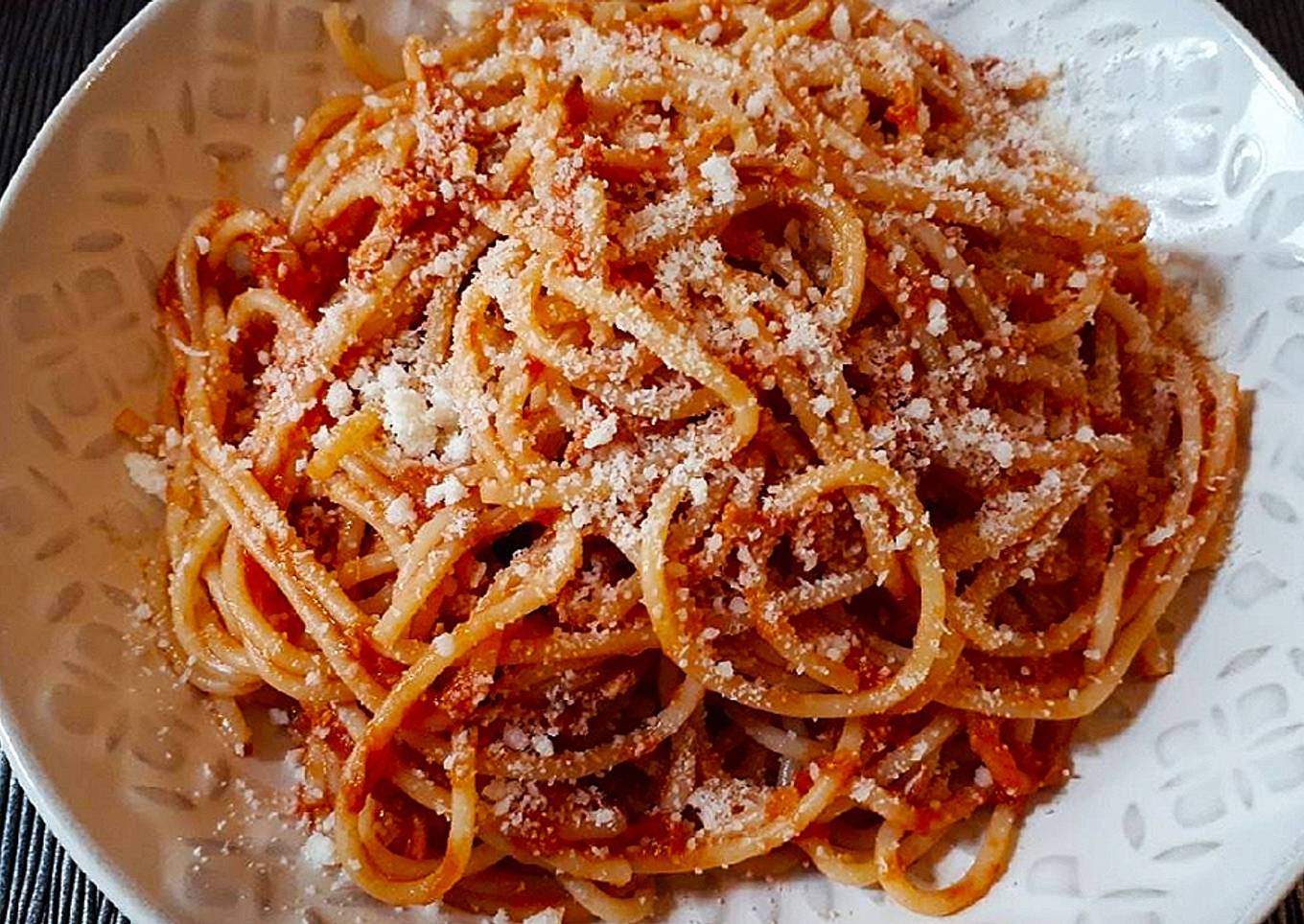 Espaghetti con atún y salsa de tomate