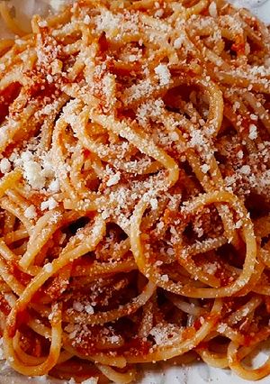 Una foto de Espaghetti con atún y salsa de tomate