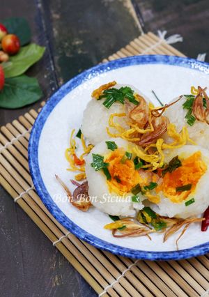 Hình của món Xôi Bọc Trứng Muối.