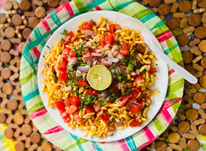 A picture of Bhadang (puff rice chivada).