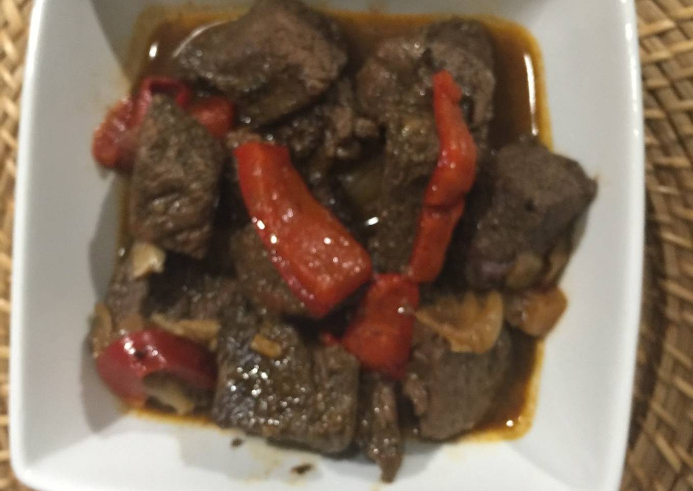 Cubos de Res ahogados en Vino Tinto