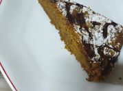 Una foto de tarta de nuez y caramelo