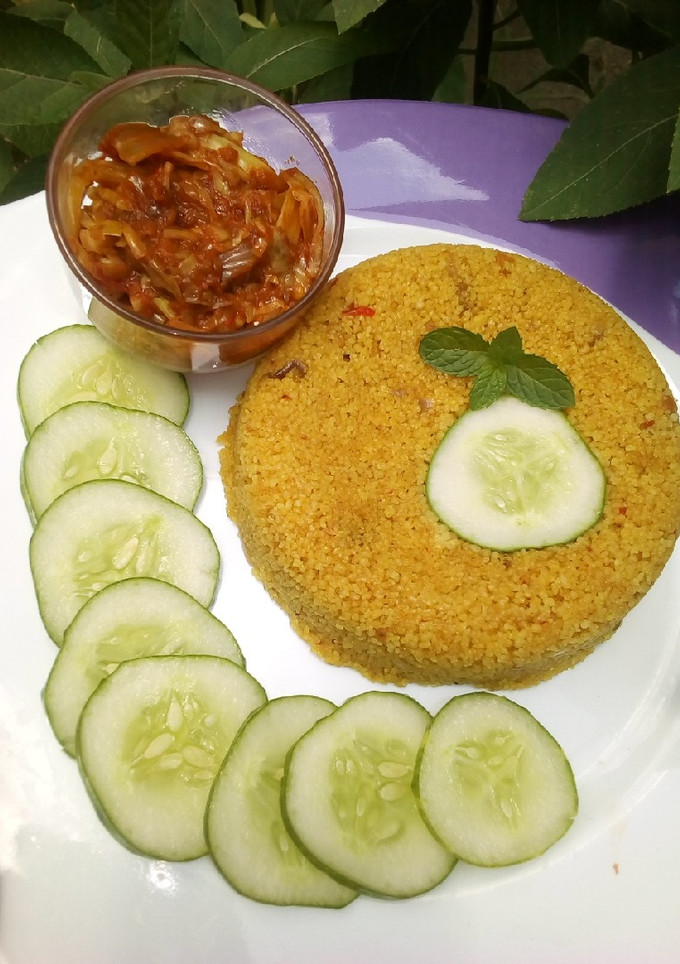 A picture of Fried couscous with cabbage sauce.