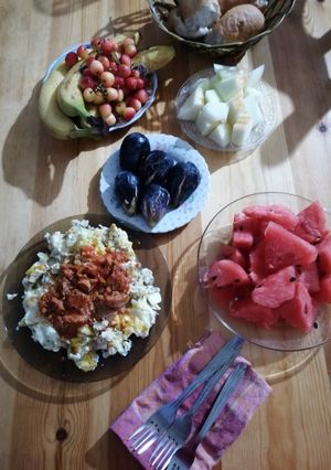 صورة لوصفة بيض مقلي بالبصل والجبن والتون