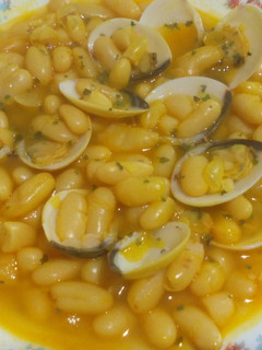 Una foto de Alubias con almejas