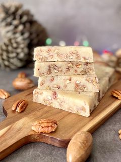 Una foto de Turrón de nata de almendras y nueces