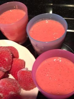 Una foto de Smoothies de fresa y frambuesa