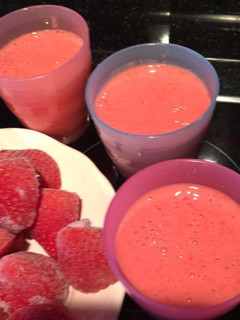 Una foto de Smoothies de fresa y frambuesa