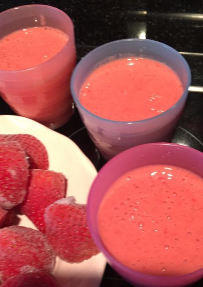Una foto de Smoothies de fresa y frambuesa