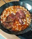 Codillo al horno con habichuelas
