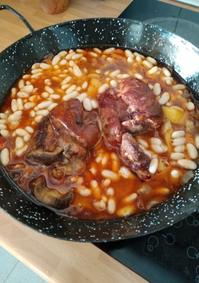 Una foto de Codillo al horno con habichuelas