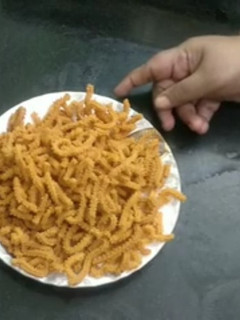 ஈஸி அரிசி முறுக்கு(arisi murukku recipe in tamil) செய்முறை முக்கிய புகைப்படம்