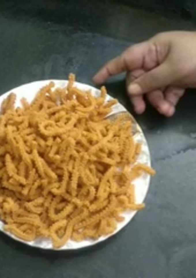 ஈஸி அரிசி முறுக்கு(arisi murukku recipe in tamil) செய்முறை முக்கிய புகைப்படம்