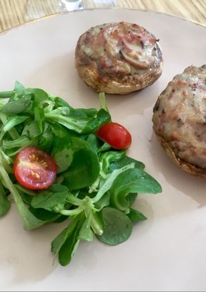 Une photo de Champignons farcis au fromage et allumettes de jambon
