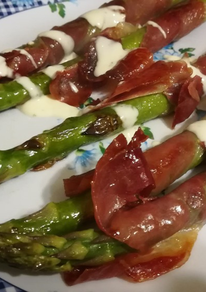 Una foto de Trigueros con jamón en salsa de roquefort