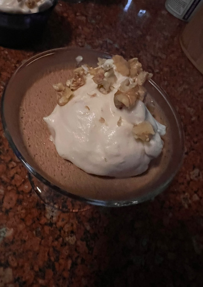 Una foto de Postre de café y yogur griego