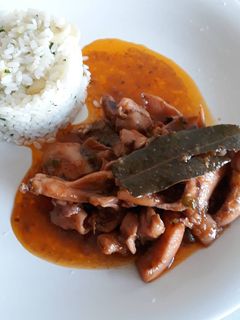 Una foto de Sepia en salsa de verduras y arroz refrito