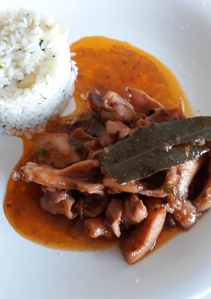 Foto principal de Sepia en salsa de verduras y arroz refrito