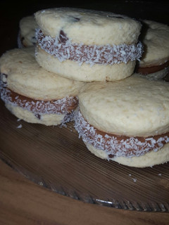 Una foto de Alfajores de maicena con chispas de chocolate