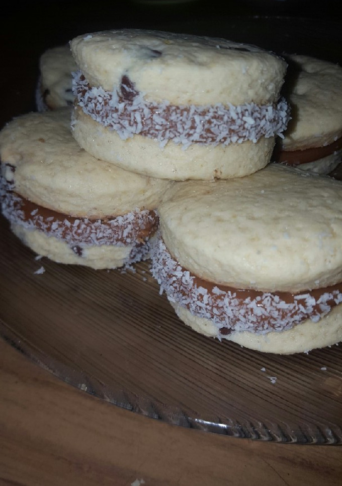 Una foto de Alfajores de maicena con chispas de chocolate