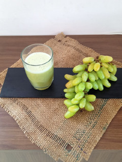 લીલી દ્રાક્ષ નું જ્યુસ (Green Grapes Juice Recipe In Gujarati) રેસીપી મુખ્ય ફોટો