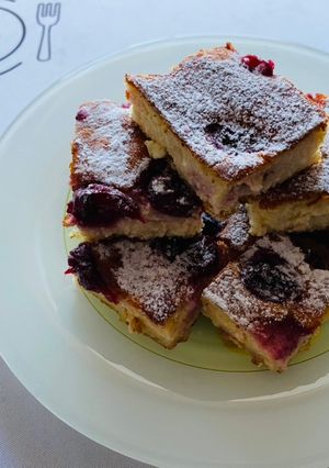 Meggyes-túrós sütemény recept fotója