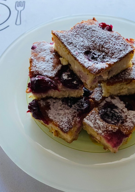 Meggyes-túrós sütemény recept fotója