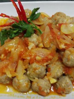 Foto resep Bola-bola daging masak saus tomat merah