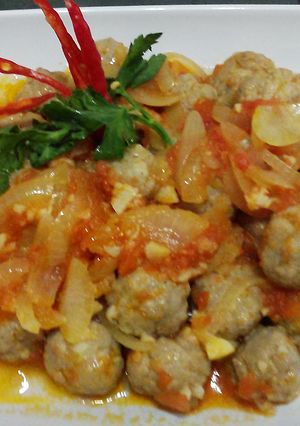 Foto resep Bola-bola daging masak saus tomat merah