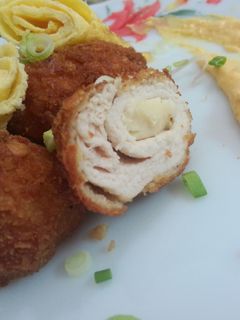 Foto resep CHICKEN RITZ (Ayam isi Keju) - Chicken Cordon Bleu dengan foto langkah