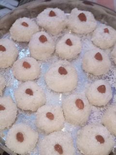 नारियल के लड्डू(nariyal ke laddui recipe in hindi) रेसिपी मुख्य फोटो