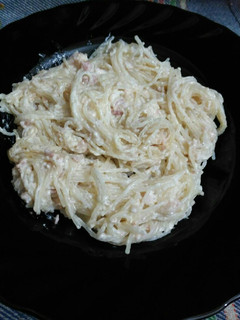 Una foto de Fideos chinos a la carbonara