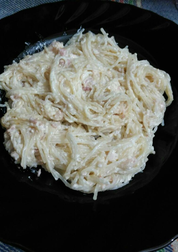 Una foto de Fideos chinos a la carbonara