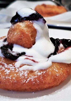 Une photo de Beignets au fromage blanc/ Papanasi