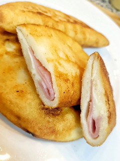 Foto principal de Empanadas de harina de maíz rellenas de jamón y queso