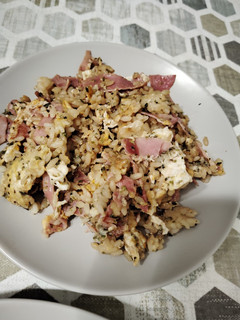 Una foto de Vasito de arroz salteado con huevo y salsa de soja