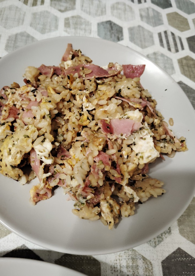 Una foto de Vasito de arroz salteado con huevo y salsa de soja