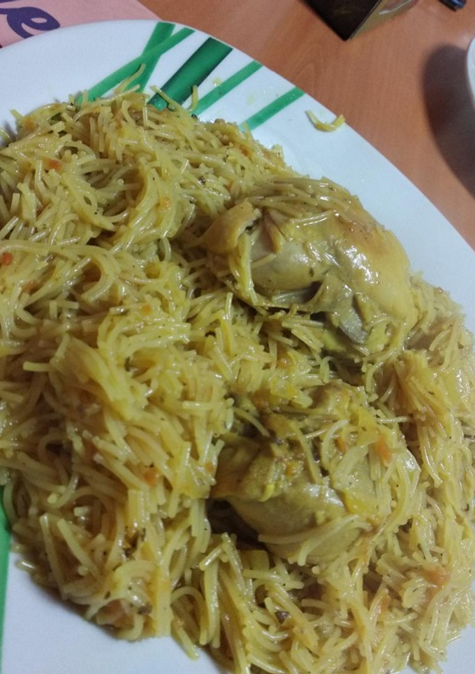 Una foto de Fideos con pollo