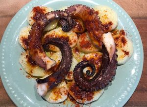 Una foto de Pulpo Español con papas y dorado a la plancha