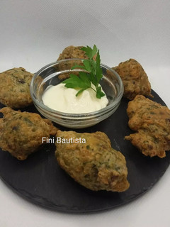 Una foto de Buñuelos de setas espinacas y gambas
